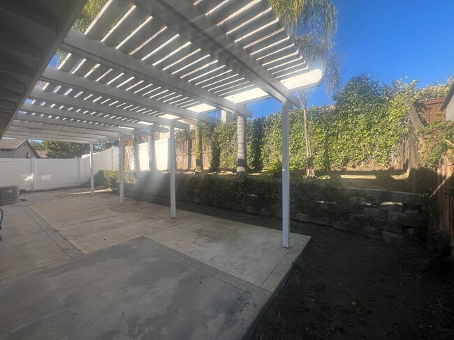 Building Photo - Beautiful upgraded 3 bedroom in Mission Grove!