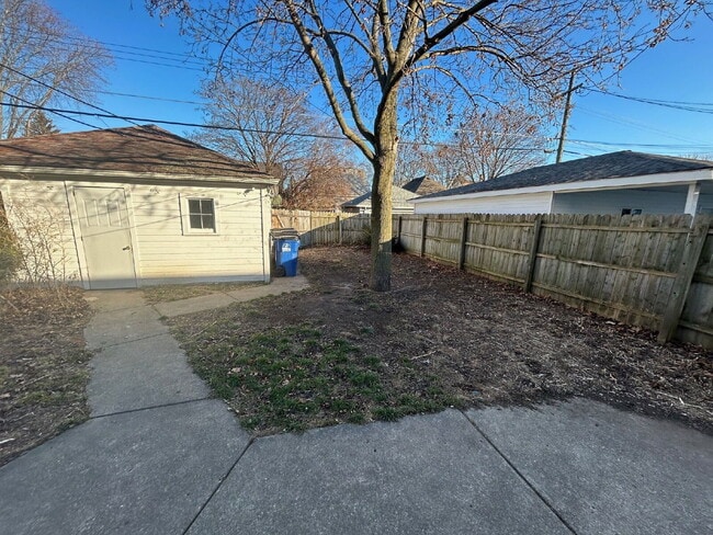 Building Photo - 919 Hayes Avenue