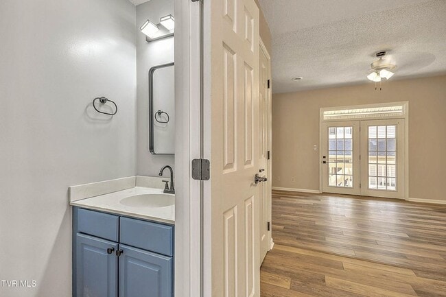 Building Photo - 2 Bedroom 1.5 Bath Townhome for Rent