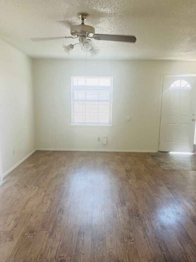 Building Photo - MOVE IN SPECIAL - 2 Bedroom Townhome