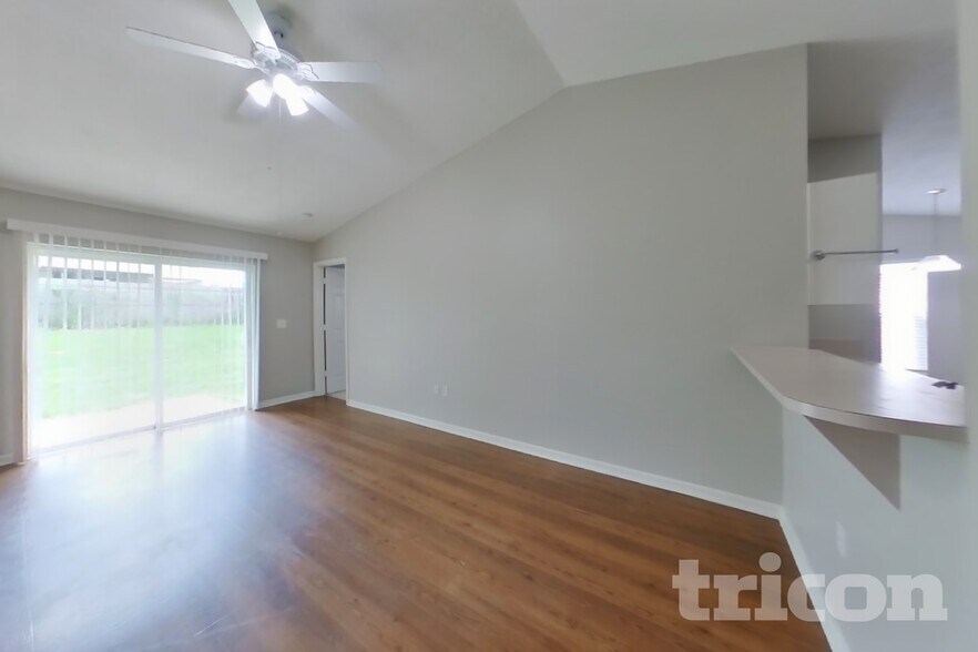 Building Photo - 7833 Manor Dr