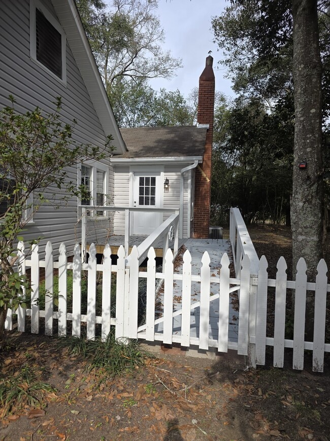 Building Photo - 705 E Water Ave