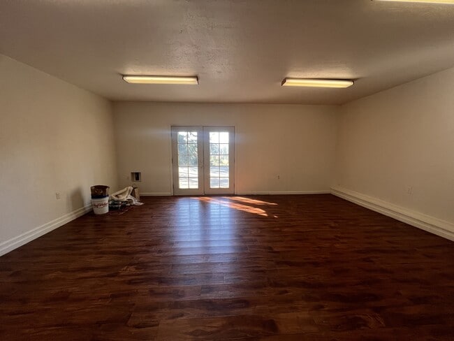 Building Photo - 10647 Newtown Rd