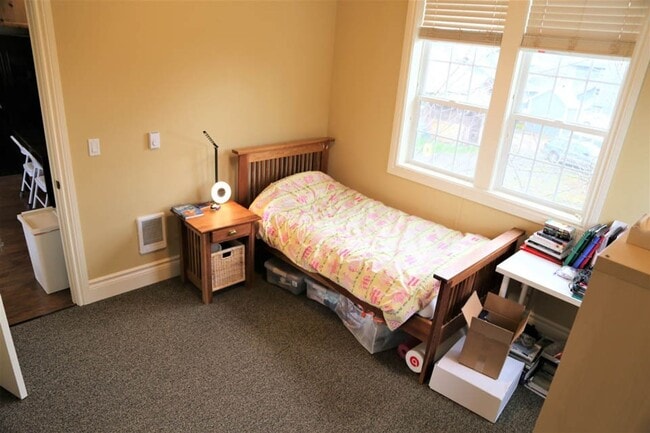 Building Photo - 2 Bed 1 Bath