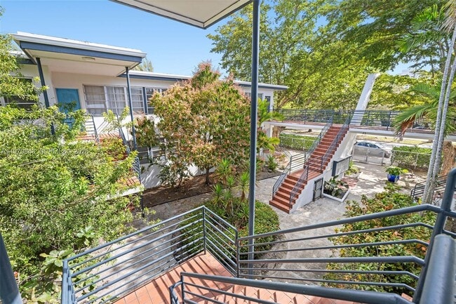 Building Photo - 4710 Pine Tree Dr