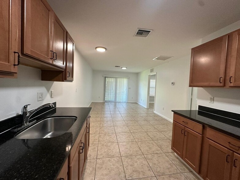 Building Photo - Villas Apartments in Fort Lauderdale