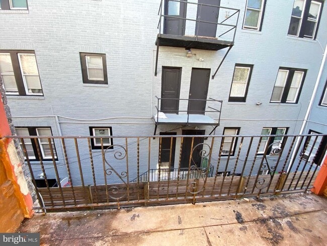 Building Photo - 1426 W Rockland St