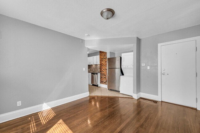 Interior Photo - LOCUST