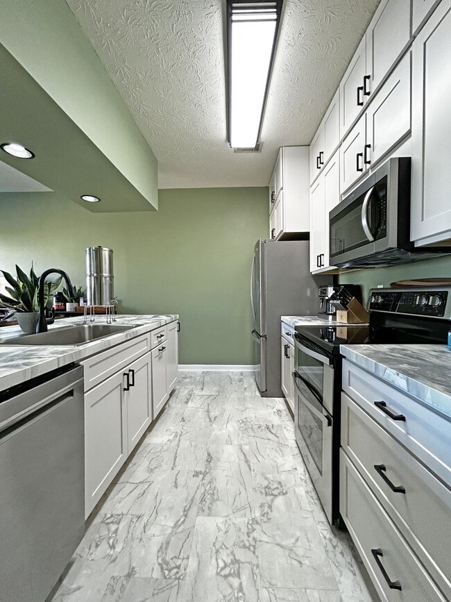 Building Photo - Cute 2BR Condo in Madison.  Community Pool! 2nd Month Free!