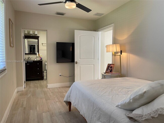 Building Photo - 557 De Leon Dr