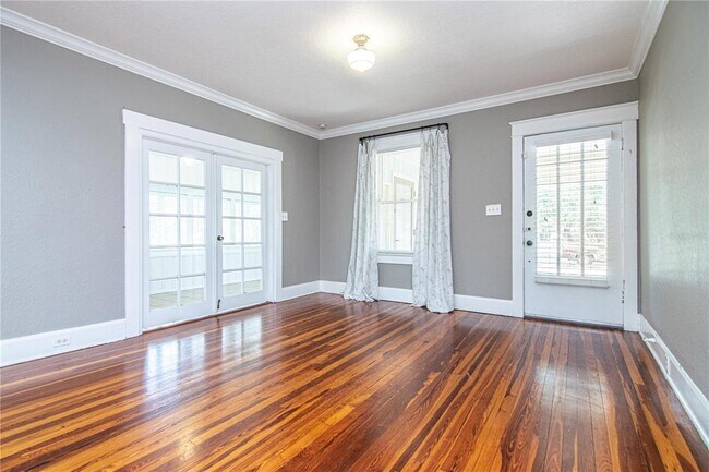 Building Photo - 310 E Idlewild Ave
