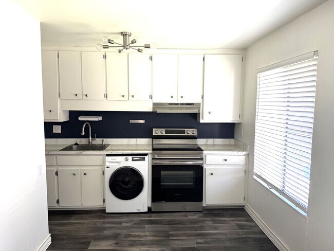 Building Photo - Charming One-Bedroom Condo in Prime Concor...
