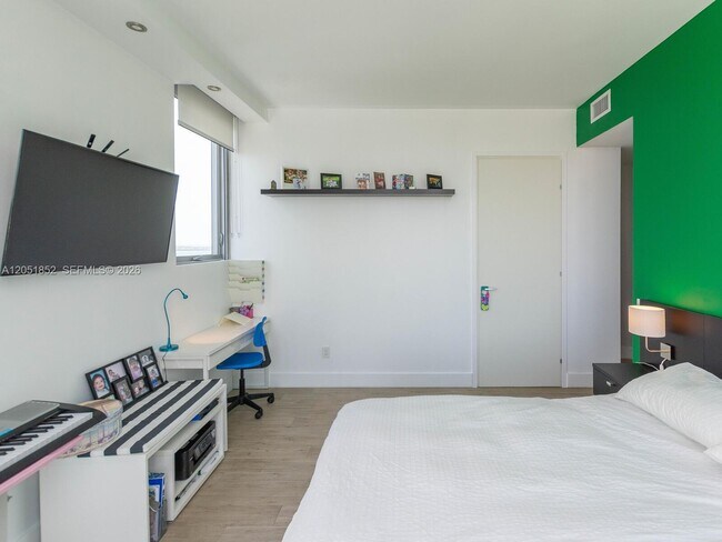 Building Photo - 1300 Brickell Bay Dr