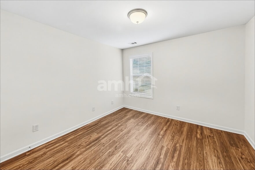 Building Photo - 131 Village Dr