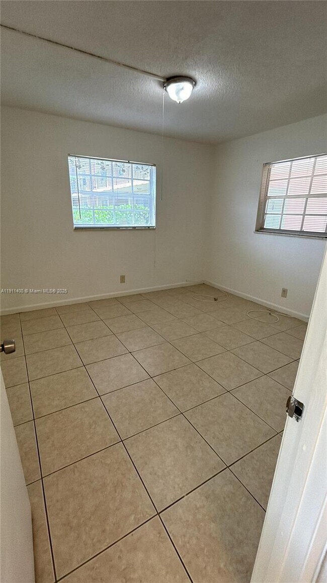 Building Photo - 978 SW 10th Dr