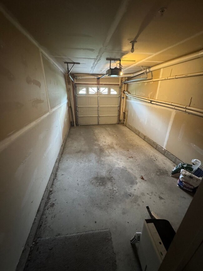 Building Photo - 1 Month Free rent! Awesome 3 Bedroom Medic...