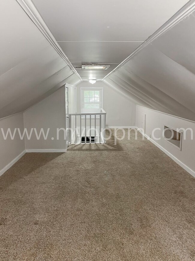 Building Photo - 2 Bedroom / 1 Bath Home Near Fontenelle Park!