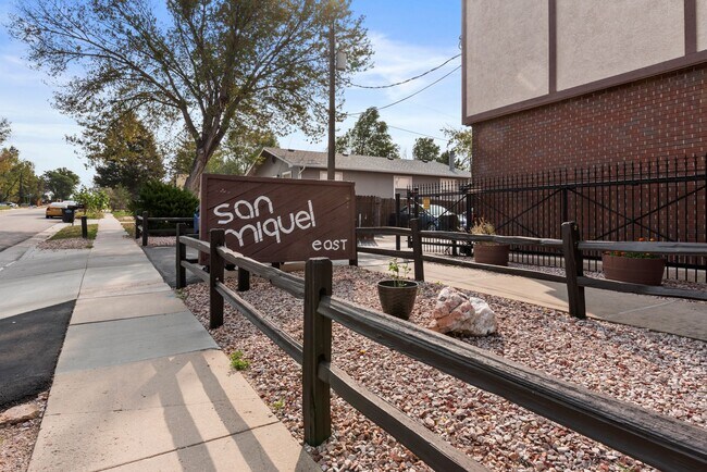 Building Photo - 3611 E San Miguel St