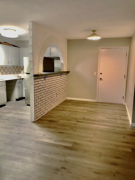 Building Photo - 9 Strawberry Bank Rd