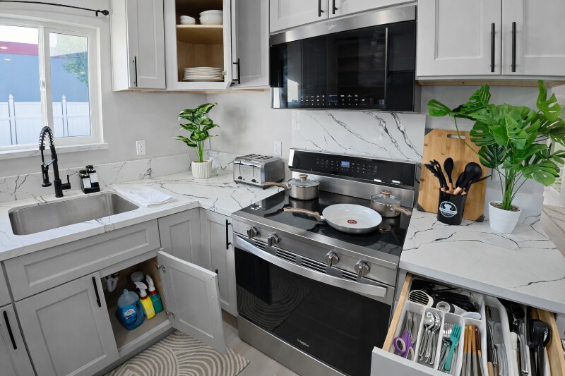 Building Photo - 148 E Rosslynn Ave