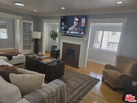 Building Photo - 2122 Hillhurst Ave