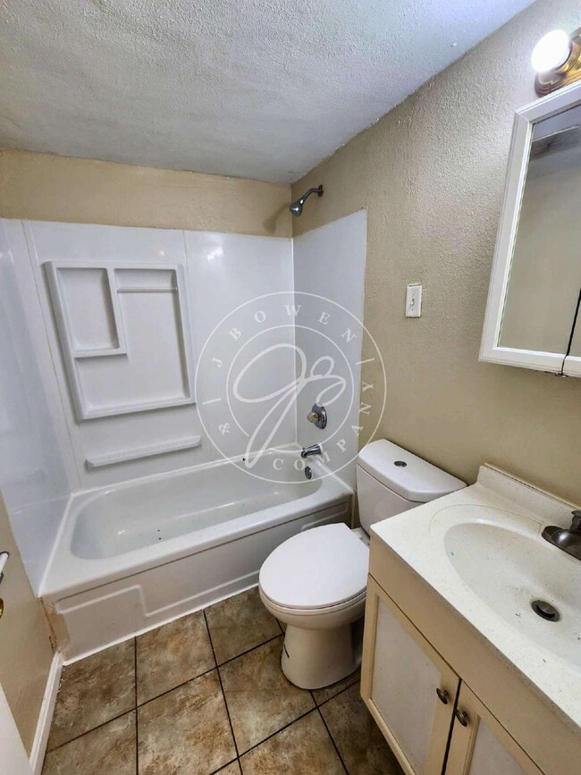 Building Photo - Clean & Affordable 1-Bedroom – Move-In Ready – East Toledo