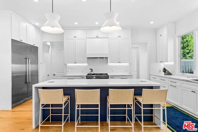Building Photo - 530 S Bentley Ave