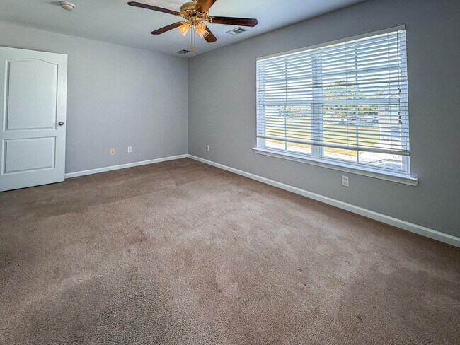 Building Photo - 11 Red Robin Ct