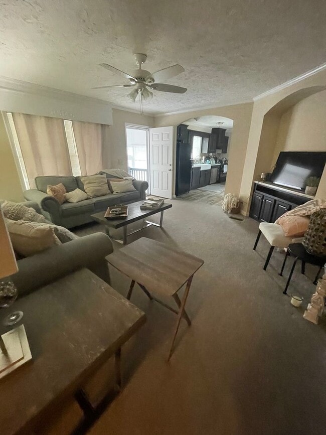 Building Photo - 3 Bedroom 2 Bath Home with large Sunroom i...