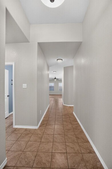 Building Photo - 633 River Rock Rd