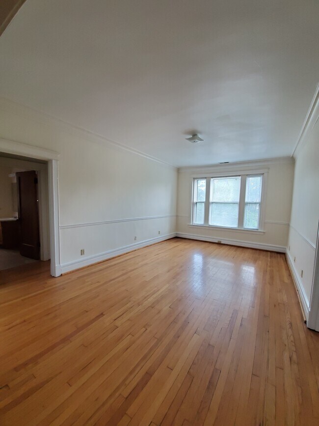 Building Photo - 5861 Nina Pl