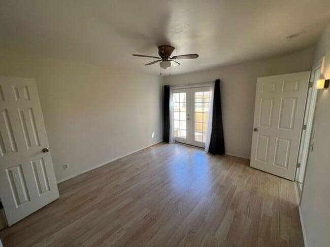 Building Photo - One Bedroom Condo on River!!