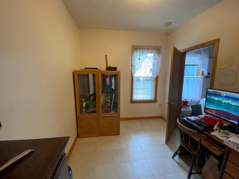 Bedroom - different view - 21 Mt Vernon St
