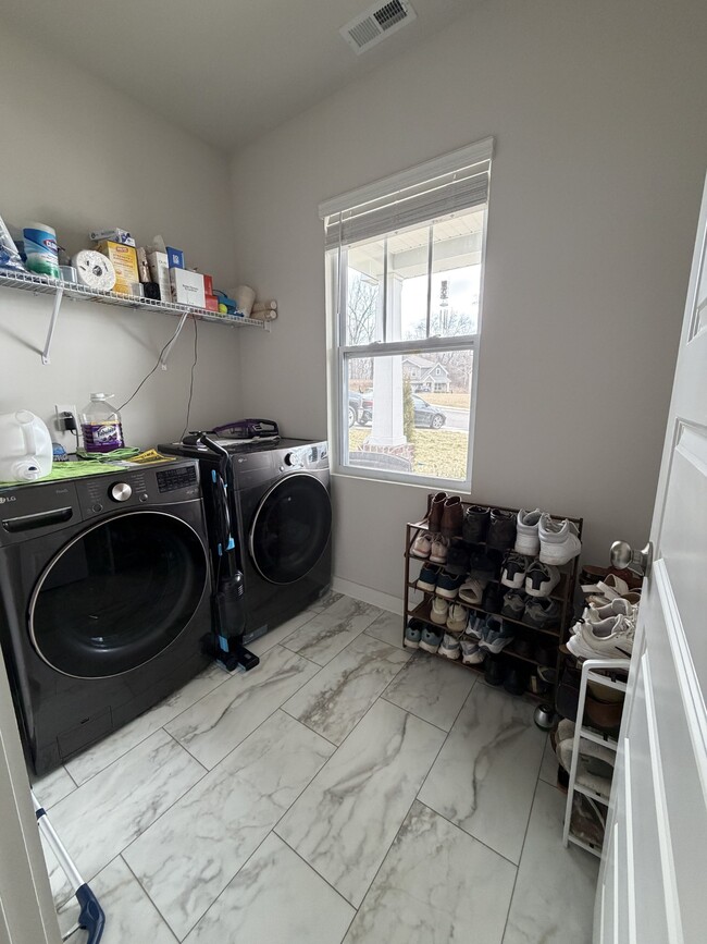 Building Photo - 213 Tartan Dr