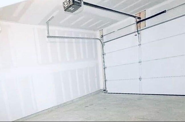 Building Photo - 10516 Seneca Falls Pl