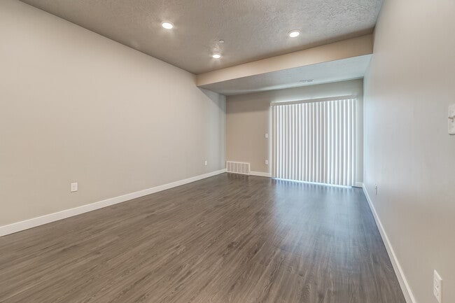 Building Photo - 556 E 250 N