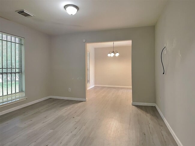 Building Photo - A spacious and move-in ready 3-bedroom, 1.5-bathroom home in Houston is now available. Fresh pain...