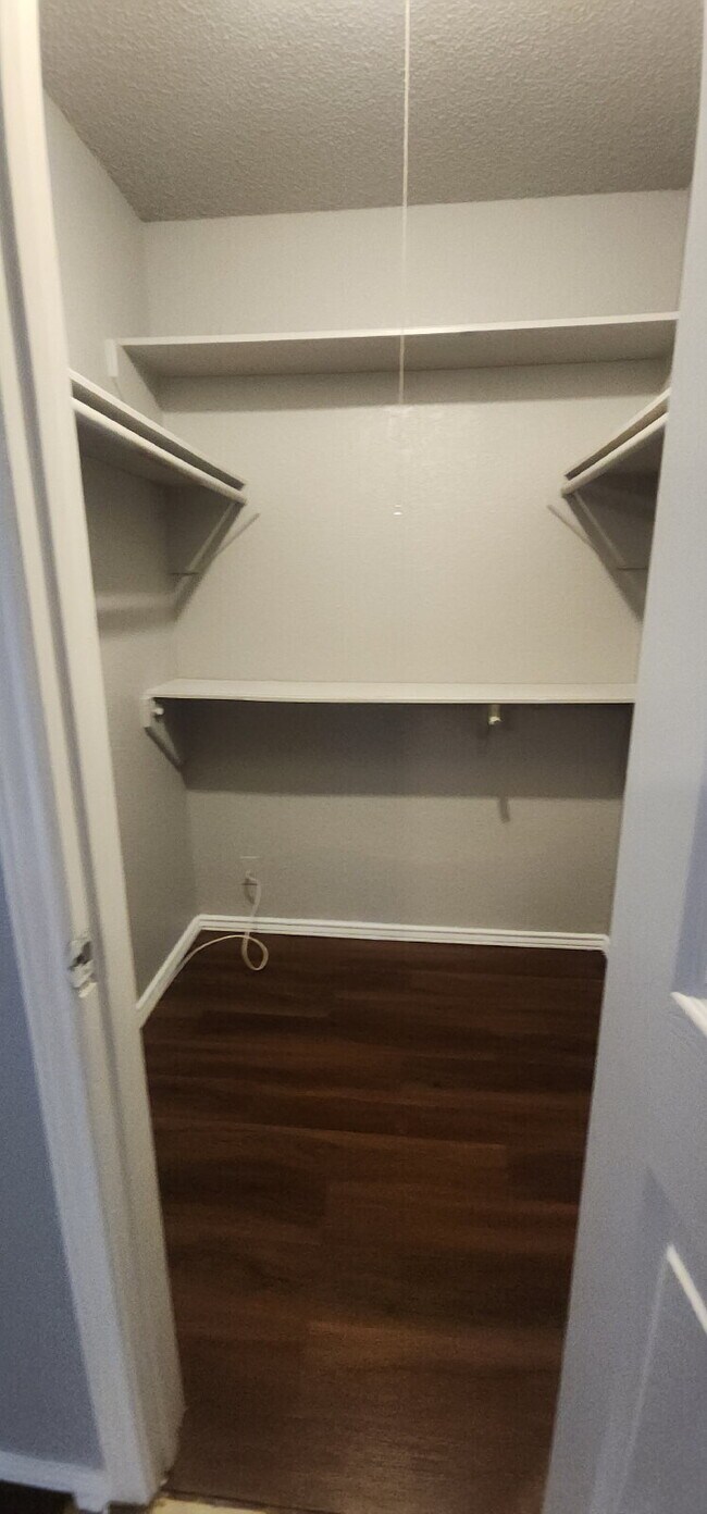 Building Photo - Charming 2 Bed/ 1 Bath Duplex with a Garag...