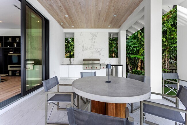 Building Photo - 1014 Melaleuca Rd