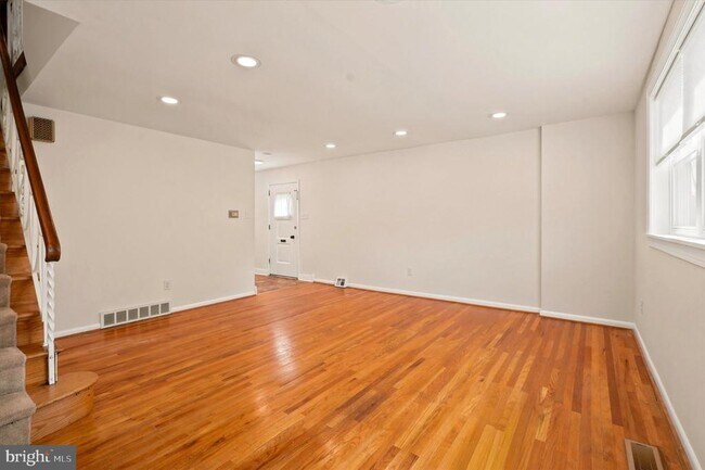 Building Photo - 668 Renz St