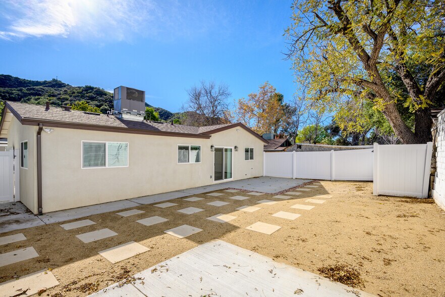 Building Photo - 7649 Thousand Oaks Dr