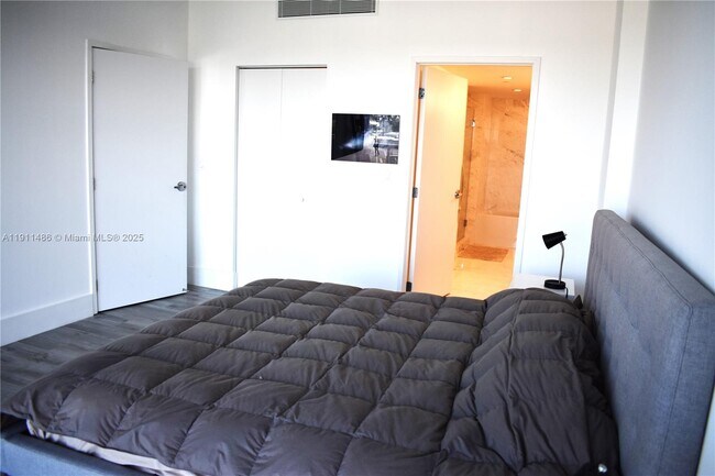 Building Photo - 9940 W Bay Harbor Dr