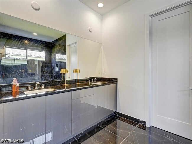 Building Photo - 5126 Panella Ave