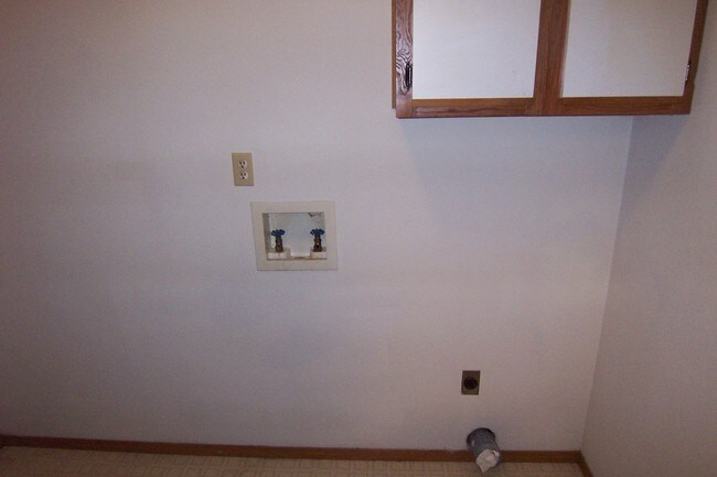 Building Photo - 2 Bedroom Duplex With Extra Large Bedrooms