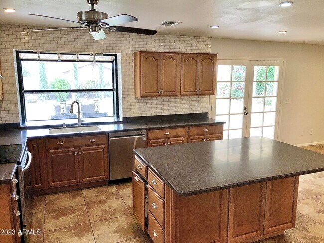 Building Photo - 6711 E Aire Libre Ln