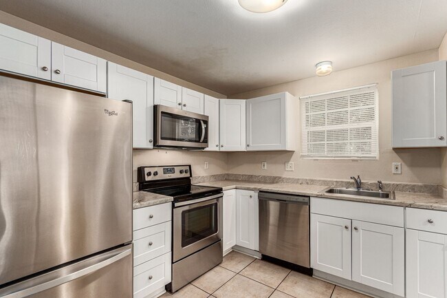 Building Photo - 2 Bed 1.5 Bath Updated Arvada Condo - Available June 5th