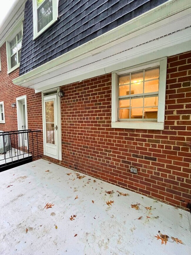 Building Photo - 2852 S. Wakefield St. #C