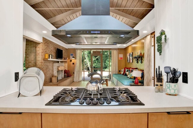 Building Photo - 305 Indian Creek Dr E