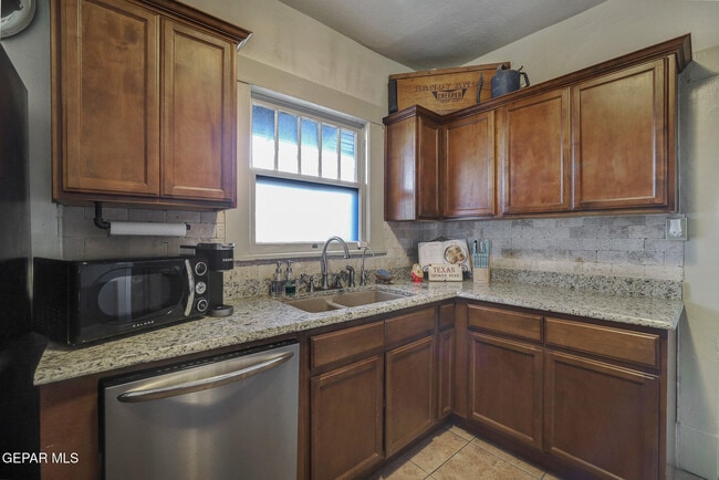 Building Photo - 2901 Grant Ave