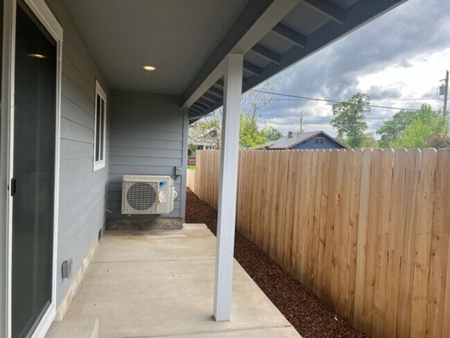 Building Photo - 1106-1108 W 11TH